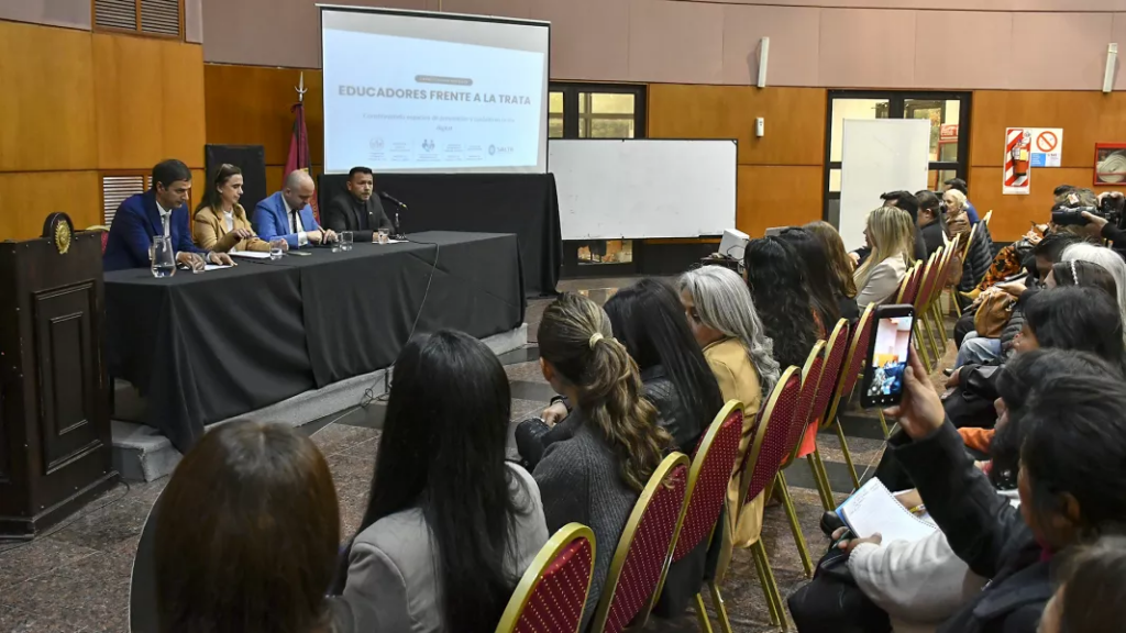 Docentes_saltenos_capacitan_prevenir_trata_entornos_digitales