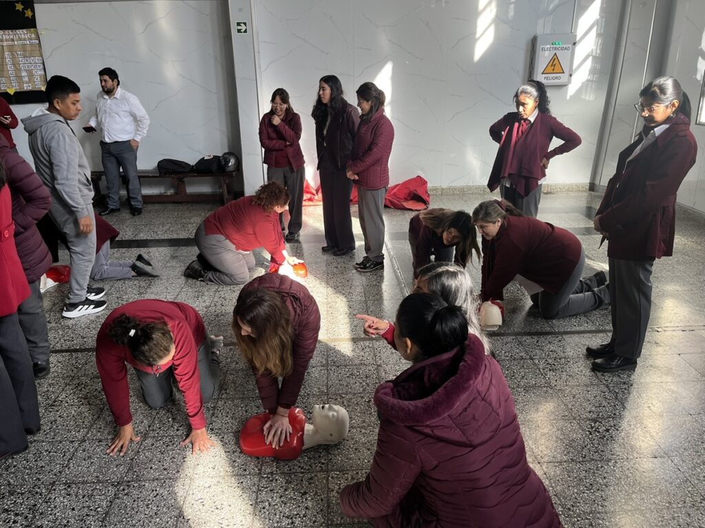 Docentes_Santa_Isabel_Hungria_capacitaron_primeros_auxilios_RCP